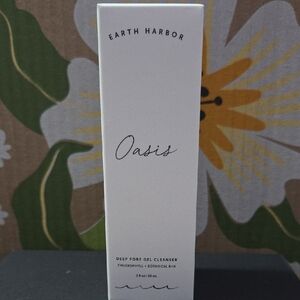 Earth Harbor Oasis Deep Pore Gel Cleanser - White